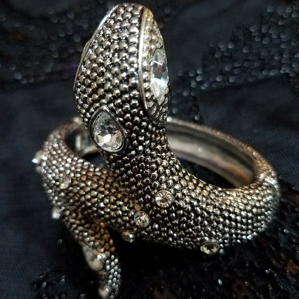EUC GUESS Cleopatra Bracelet🌹 - Picture 8 of 8